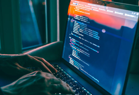 imagen de una persona programando una aplicación web