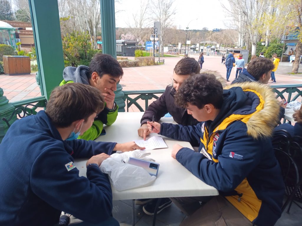 Analizamos la física del Parque de Atracciones de Madrid 1 Visita de nuestros alumnos de física al Parque de Atracciones y resuelven ejercicios