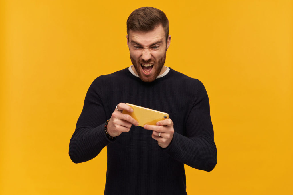 Hombre jugando en su móvil a un advergame