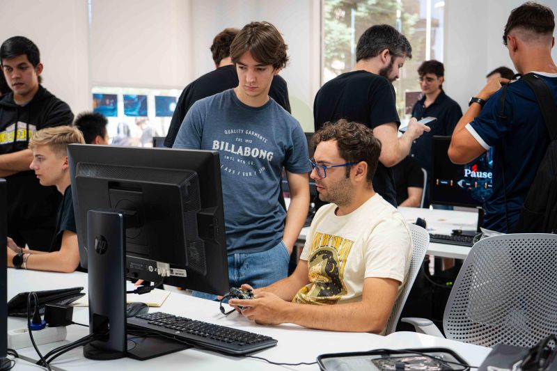 Talento en acción: los alumnos de U-tad presentan la Beta de sus videojuegos y brillan en el Pitching Day 3 Alumnos de los másteres de videojuegos de U-tad probando la versión Beta de sus proyectos