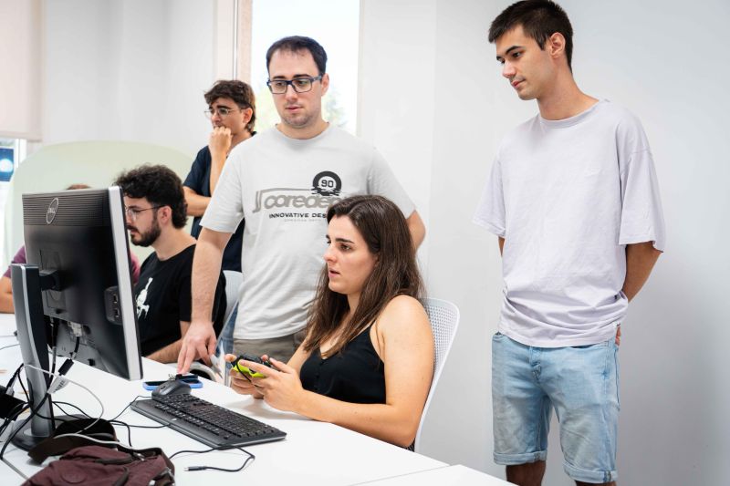 Talento en acción: los alumnos de U-tad presentan la Beta de sus videojuegos y brillan en el Pitching Day 4 Alumnos de los másteres de videojuegos de U-tad probando la versión Beta de sus proyectos