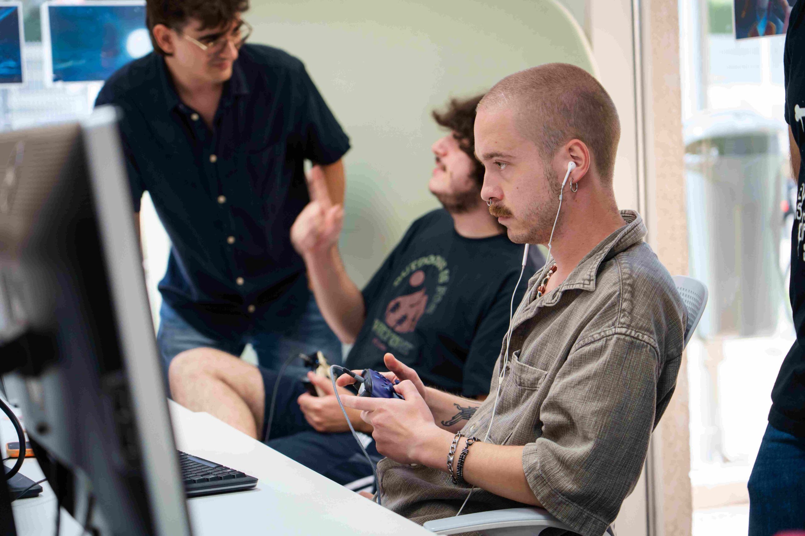 Talento en acción: los alumnos de U-tad presentan la Beta de sus videojuegos y brillan en el Pitching Day 5 Alumnos de los másteres de videojuegos de U-tad probando la versión Beta de sus proyectos