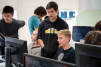 Alumnos de los másteres de videojuegos de U-tad probando la versión Beta de sus proyectos