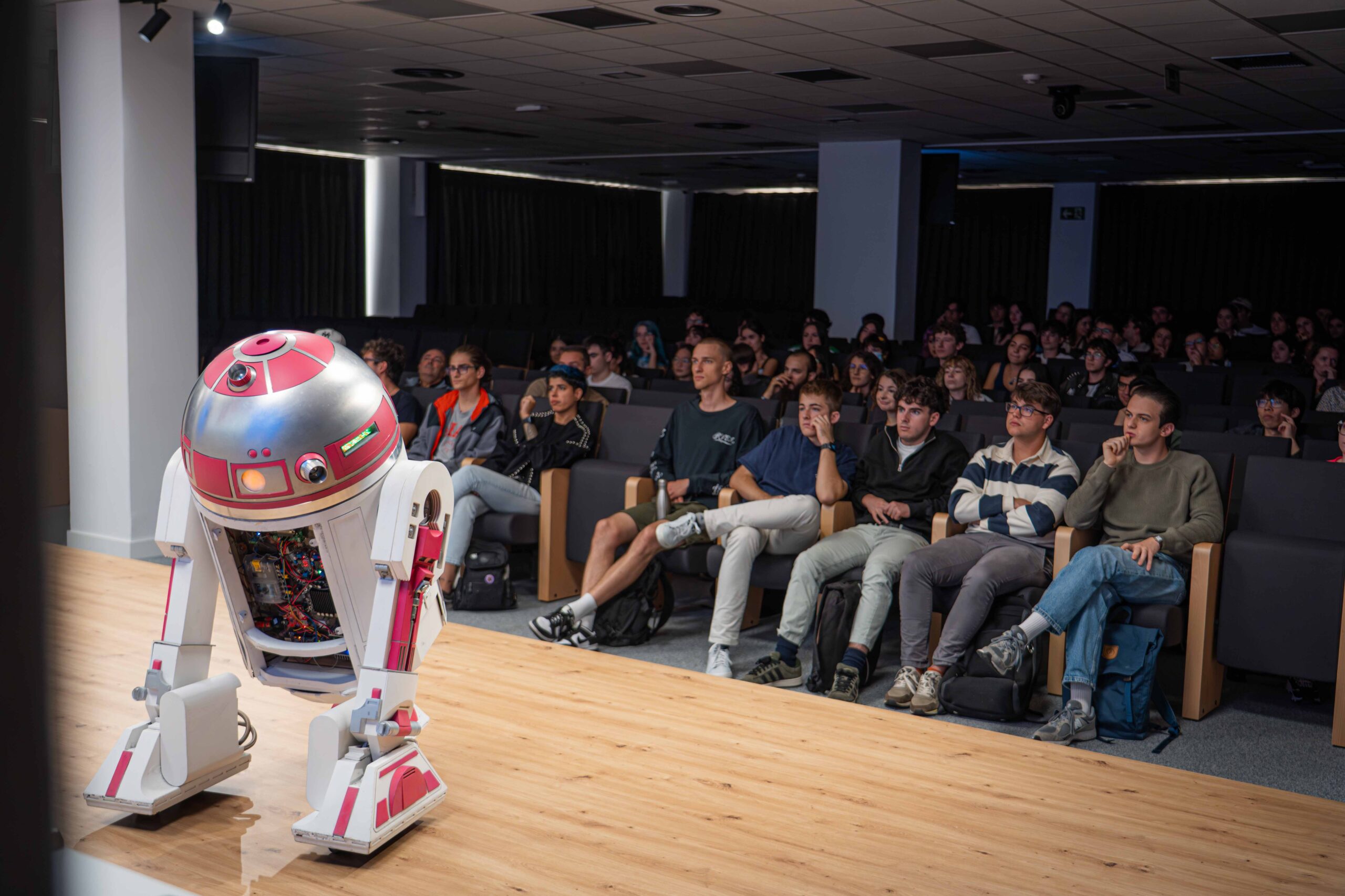 U-tad dará alma a R2-KT2: tecnología y emoción para mejorar vidas 5 Presentación The Pink Force-26