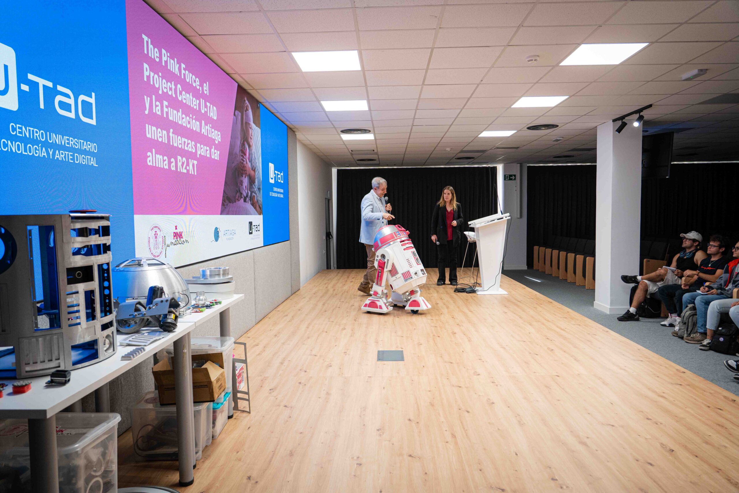 U-tad dará alma a R2-KT2: tecnología y emoción para mejorar vidas 4 Presentación The Pink Force-5